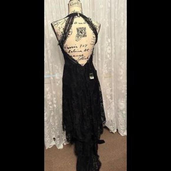 Black Lace Elegance: Brand New Bebe Dress with High-Low Hem - Picture 2 of 4